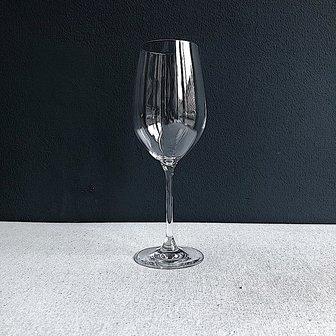 IV Veritas wine glass